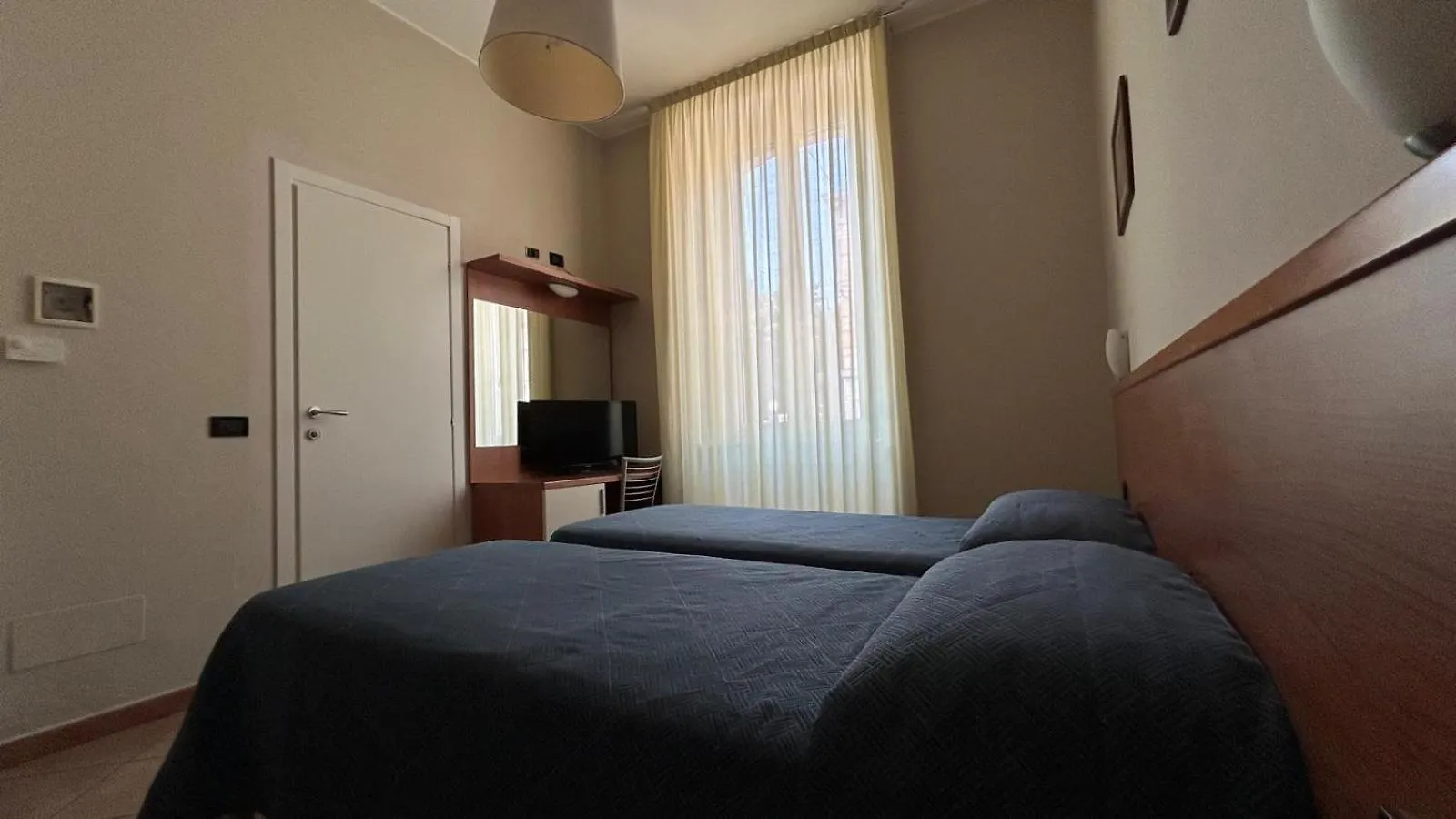 Albergo Salerno Milano 3*,  Italia